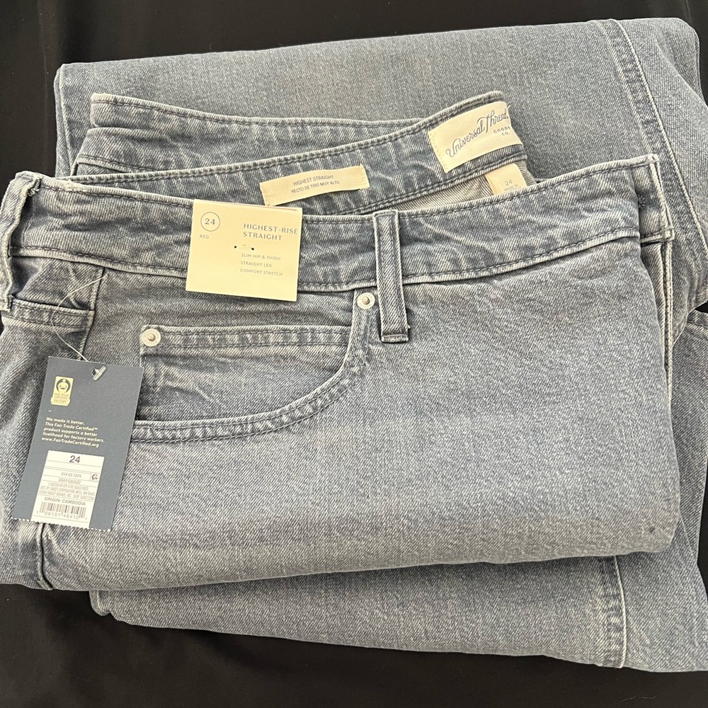 L3-Universal Thread Women's Light Gray Straight Leg Jeans